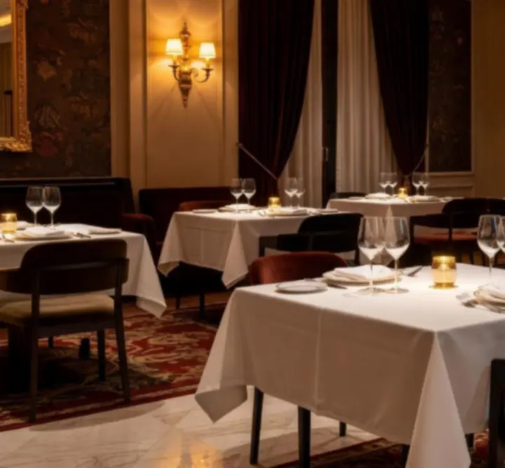 Interior elegant Royal Deal Restaurant, pregătit pentru o cină rafinată